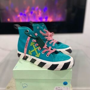 Off-White Vulcanized Mid Sneaker (Men’s 9) – Multicolor Canvas